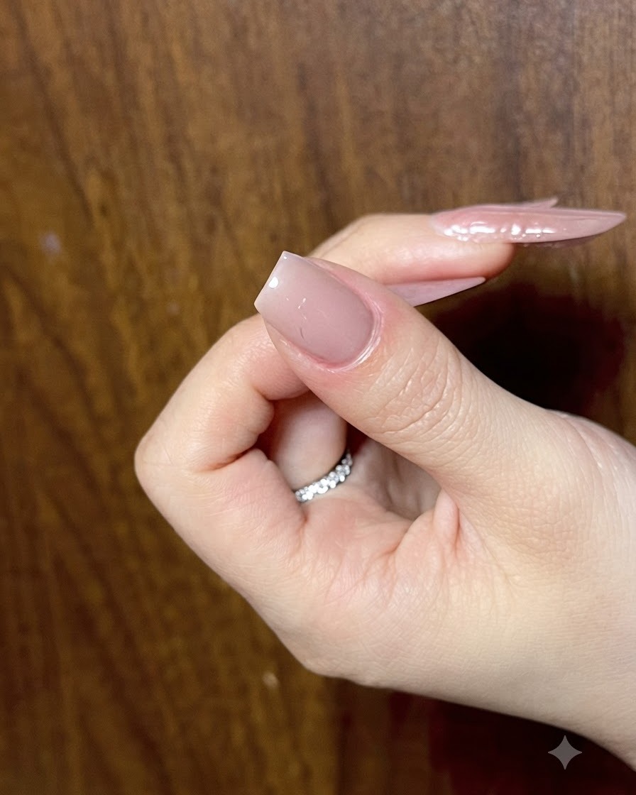 Posizionamento di un piccolo punto di gel cat-eye al centro del fiocco a farfalla.