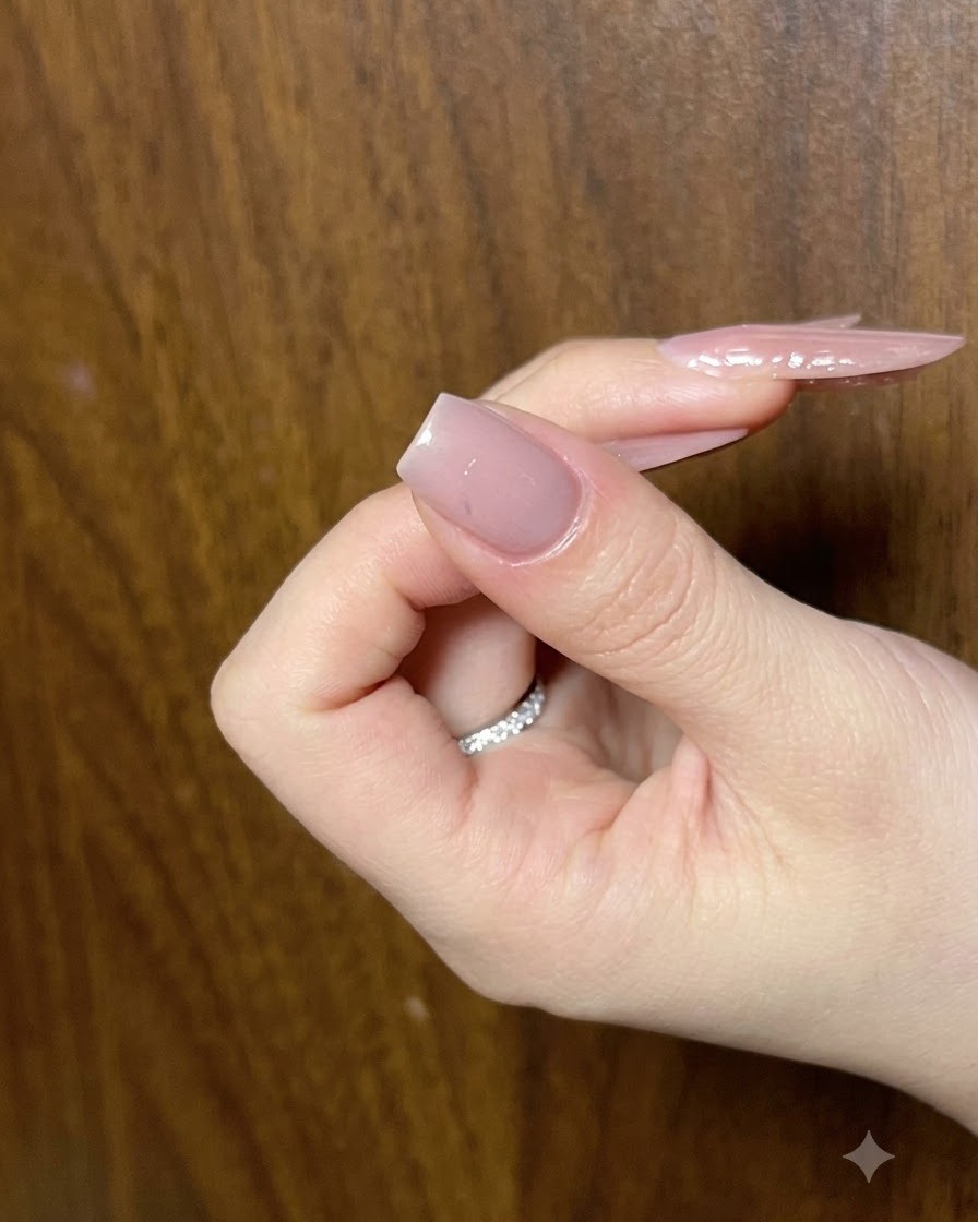 Una vista ravvicinata dei contorni in gel nero completati su un design di nail art a farfalla.