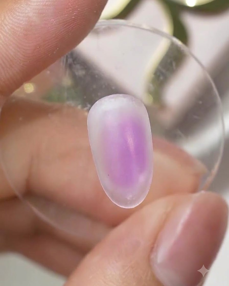 Una superficie dell unghia polimerizzata che mostra un morbido gradiente ombré viola centrato sull unghia.