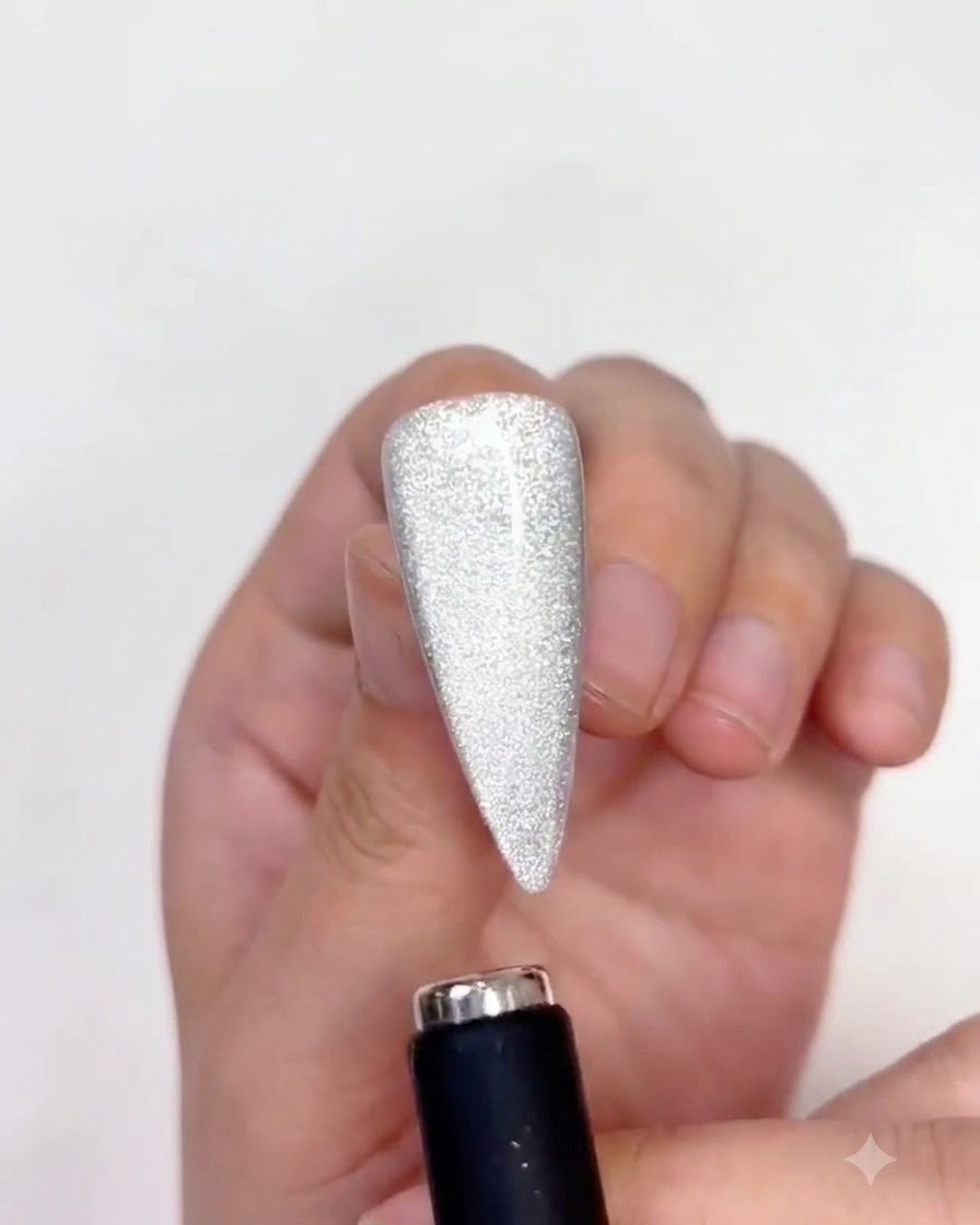 Un magnete che guida le particelle magnetiche verso lalto sulla superficie dellunghia.