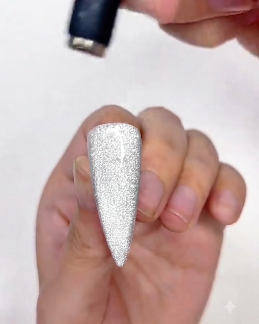 Un magnete che regola la porzione superiore del gel cat-eye sullunghia.