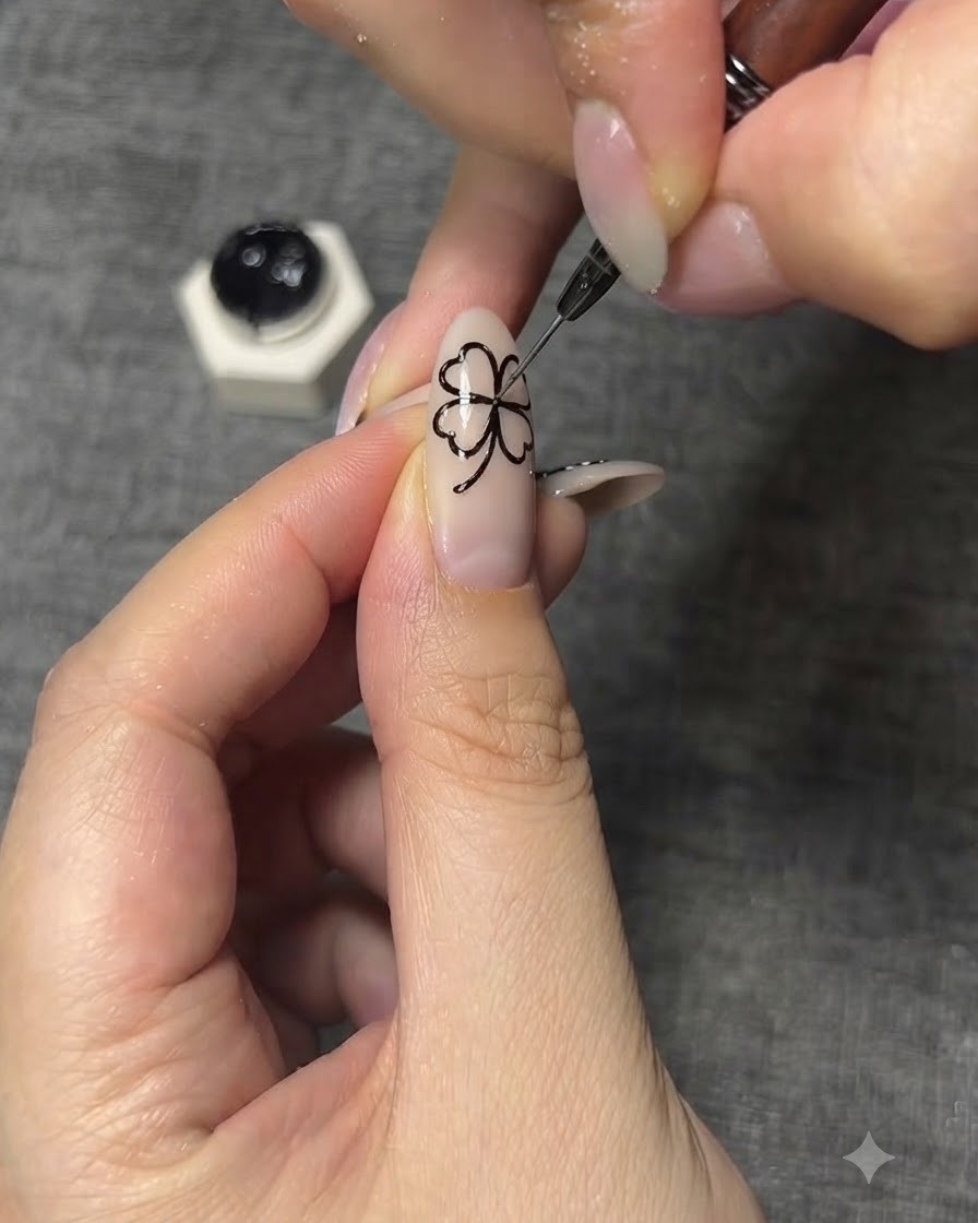 Primo piano di un pennello fine per nail art che disegna intricati dettagli di vene nere sulle ali della farfalla.