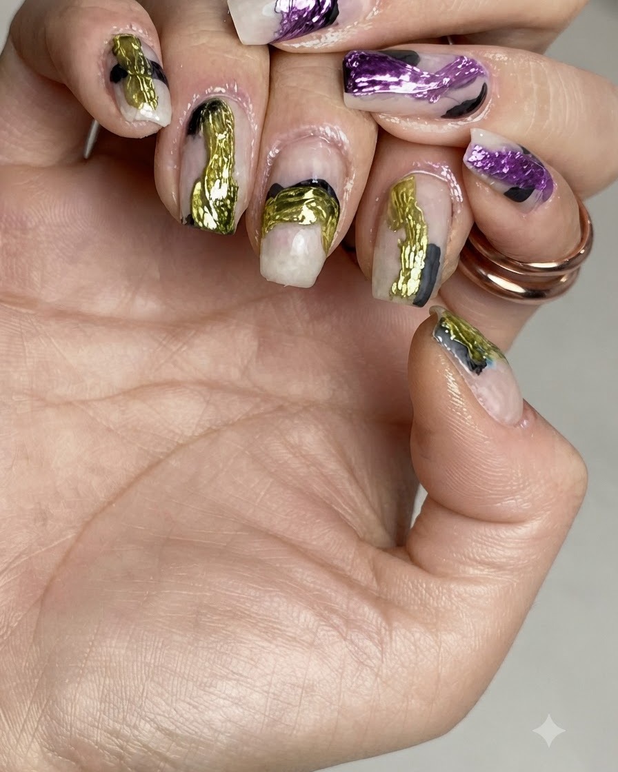 Unghie posizionate allinterno di una lampada UV/LED che polimerizzano sotto una luce viola.