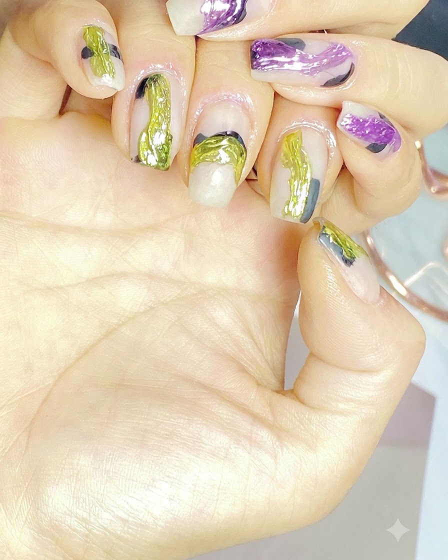 Un pennello per nail art applica dettagli in gel verde neon sorprendenti su ununghia decorata.