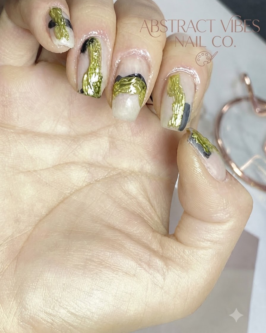 Una vista in primo piano dellapplicazione di una texture in foil metallico sulle linee di nail art astratta.