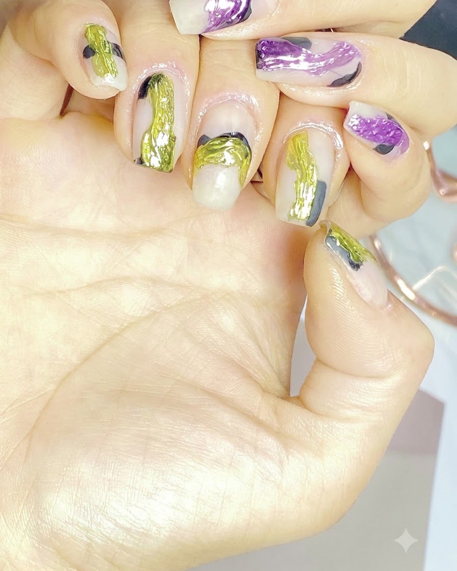 Una mano inserita allinterno di una lampada per unghie UV/LED bianca con luce viola brillante, che polimerizza la manicure in gel finita.