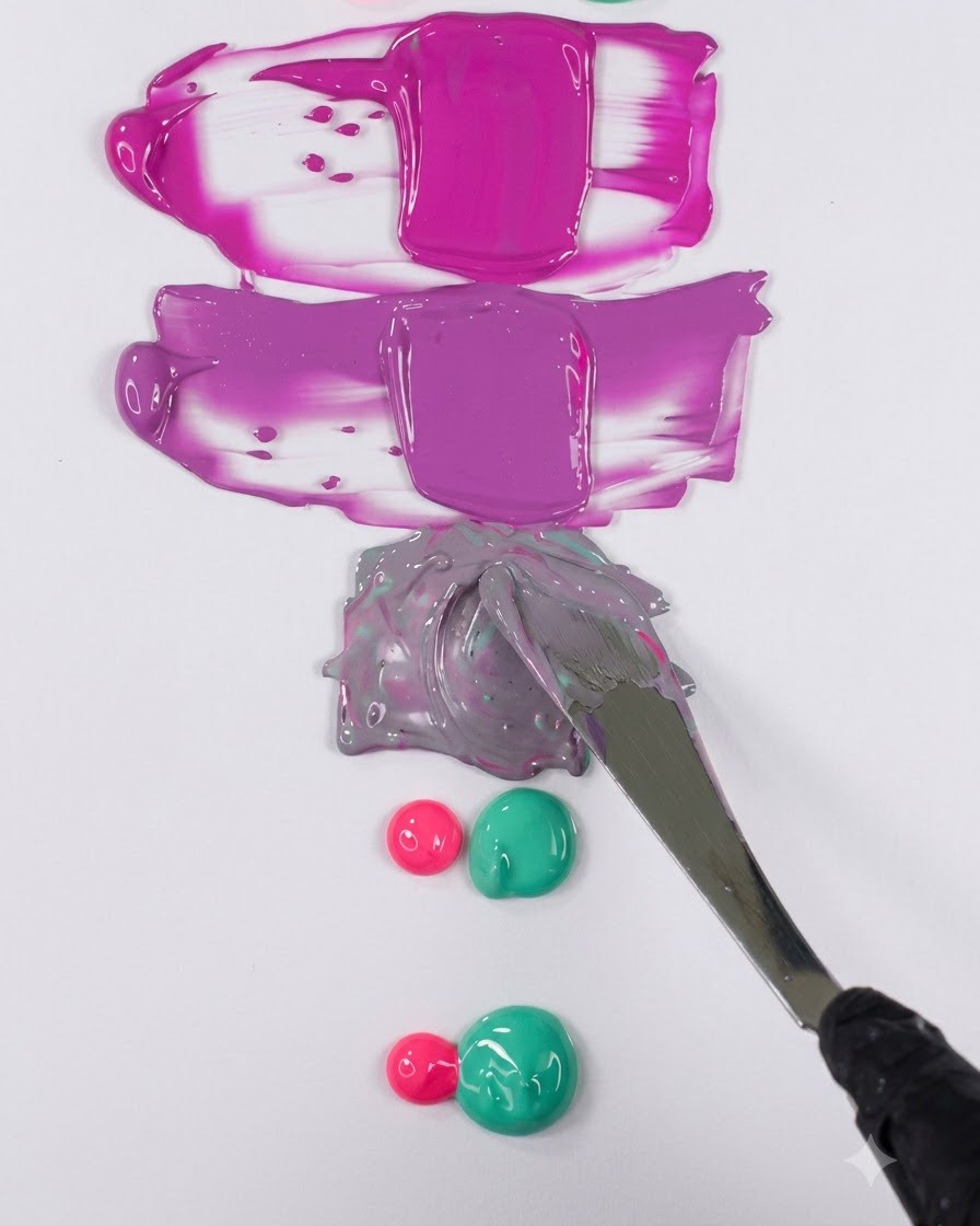 Una spatola di metallo che livella una miscela di gel viola smorzato in un campione orizzontale pulito su una superficie bianca.