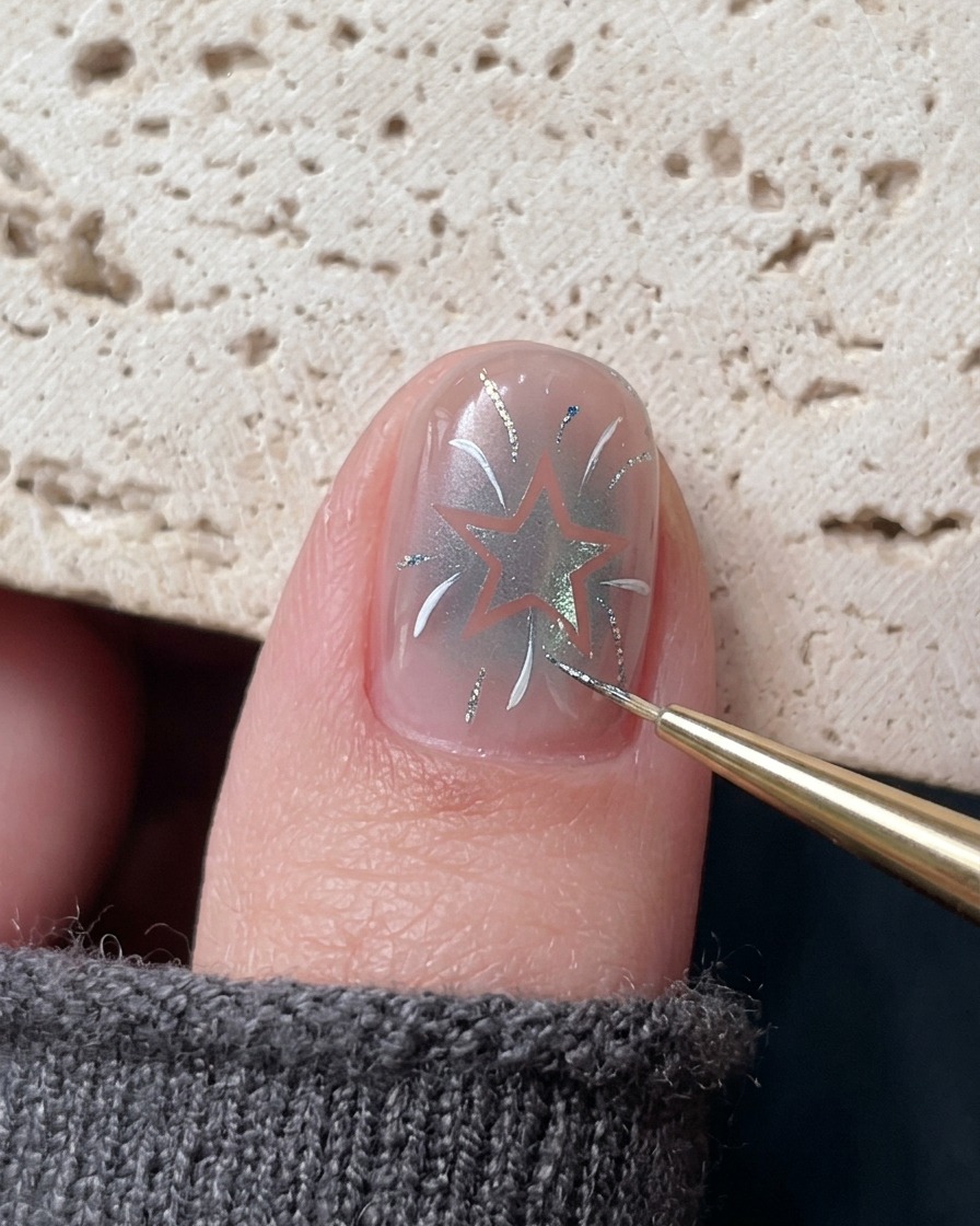 Un pennello sottile che applica accenti di gel platino blu sul design dettagliato delle unghie.