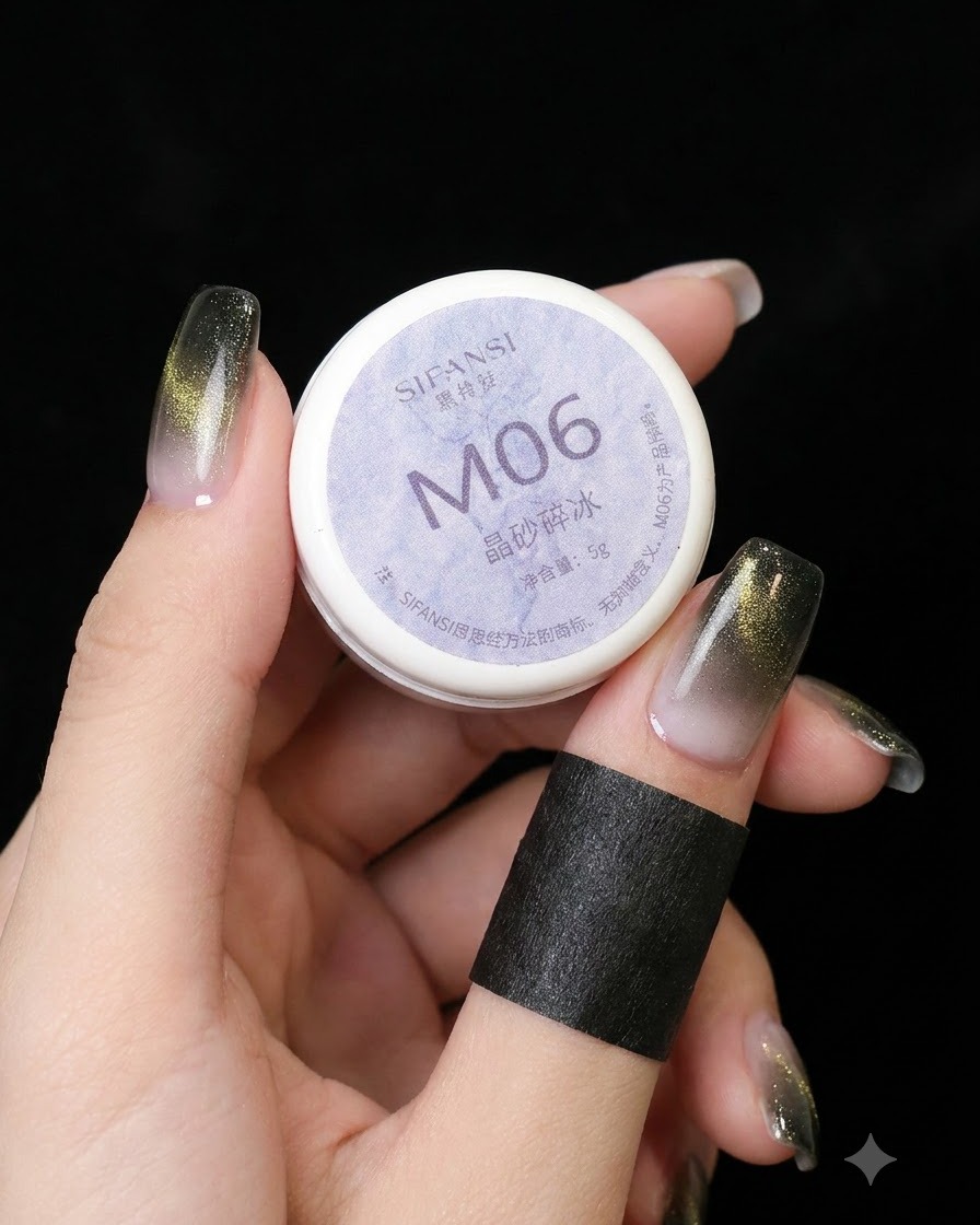 Un pennello che applica uno scintillante gel cat eye cristallo effetto ghiaccio tritato sullunghia.