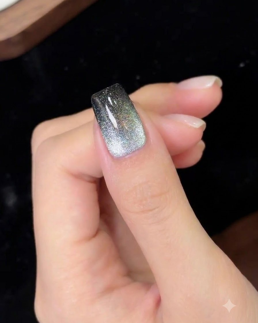 Un design per unghie con sfumatura magnetica polimerizzato sotto lilluminazione.