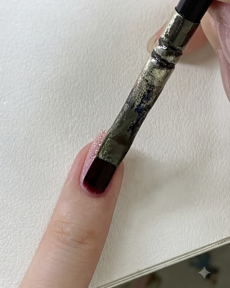 Una vista in primo piano che mostra il profilo laterale di ununghia evidenziando la superficie texturizzata dei glitter.
