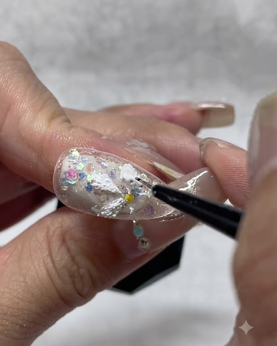 Unonicotecnica che aggiunge extra gel texturizzato bianco sui petali della margherita dipinta per esaltare la profondità 3D e lopacità.