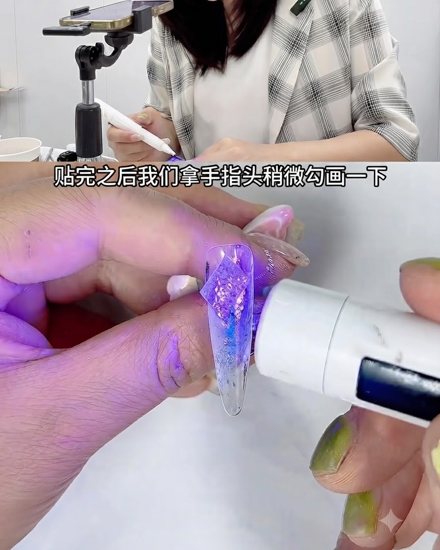 Una mini lampada per unghie UV bianca portatile che emette una luce viola su ununghia di prova trasparente decorata tenuta da un paio di pinzette.