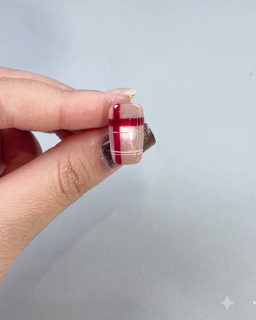 Un design scozzese finito tenuto contro uno sfondo chiaro, che mostra una superficie lucida e sigillata.
