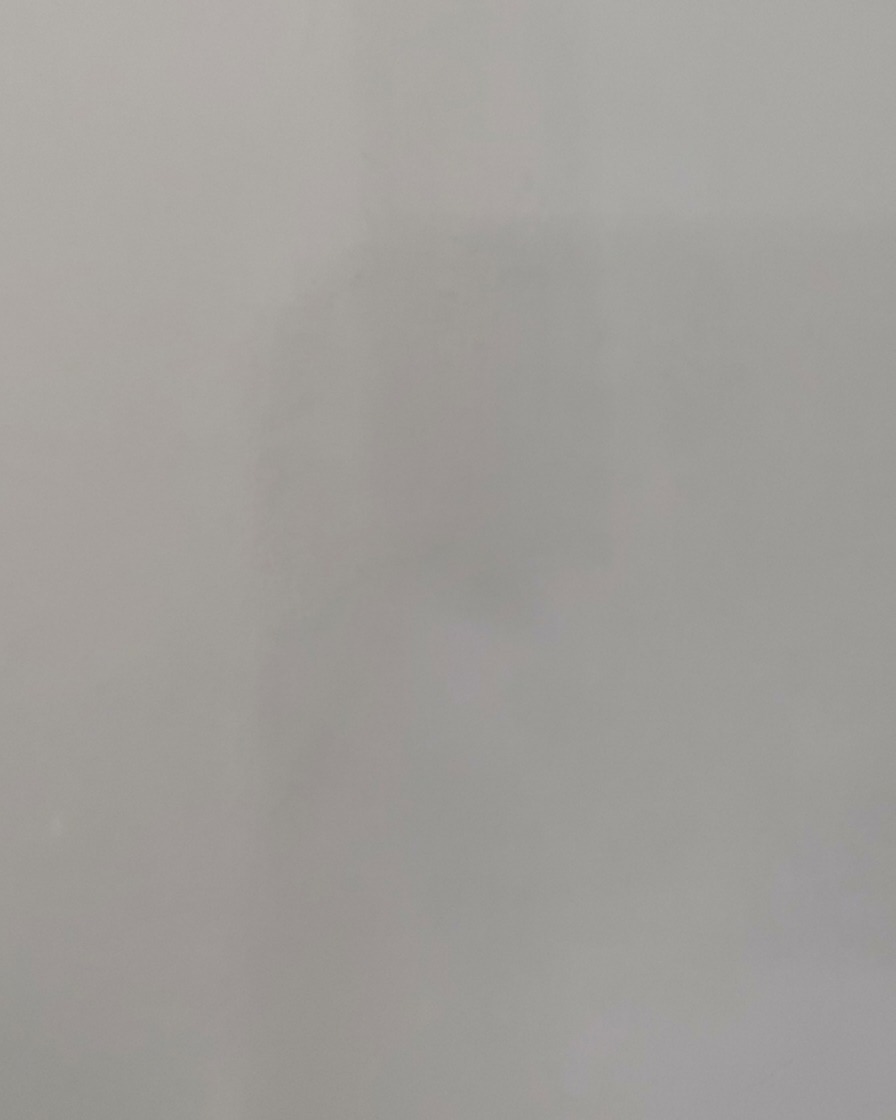 Una mano che posiziona ununghia allinterno di una lampada UV/LED luminosa per la polimerizzazione.