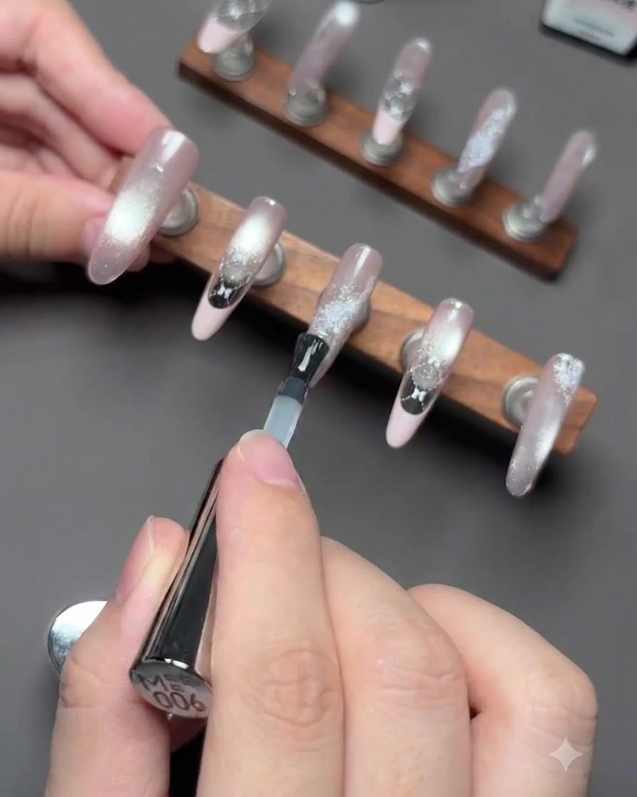 Unghie posizionate sotto una lampada UV/LED durante il processo di polimerizzazione per il gel di rinforzo.