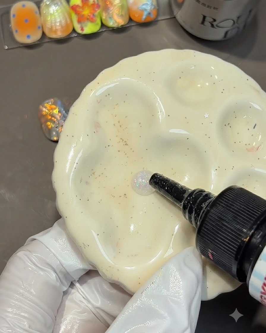 Un flacone che spreme una goccia di gel trasparente per stampi su una tavolozza di ceramica bianca.