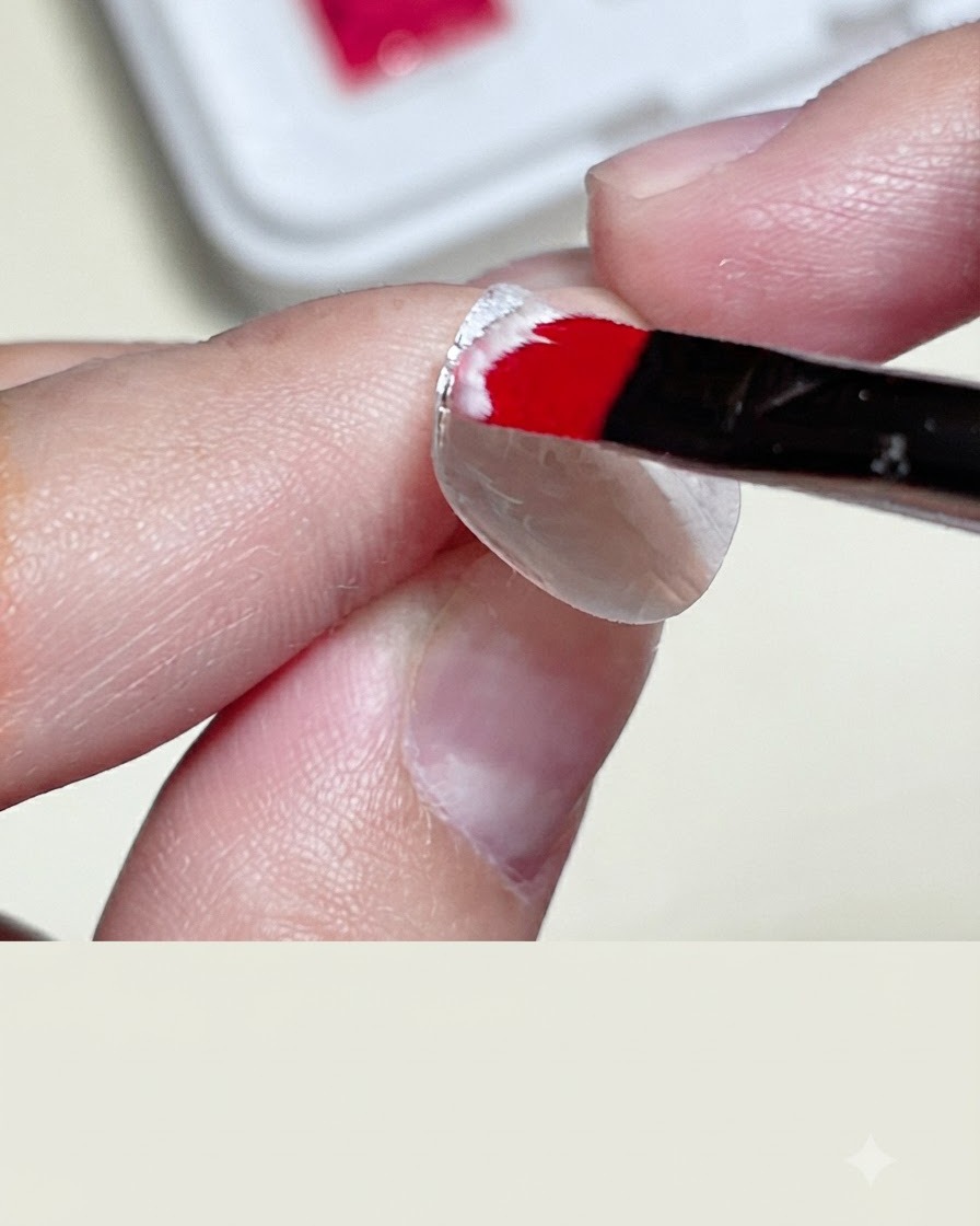 Primo piano di una mano che applica strisce di nastro adesivo trasparente su una base bianca per creare unarea quadrata delimitata.