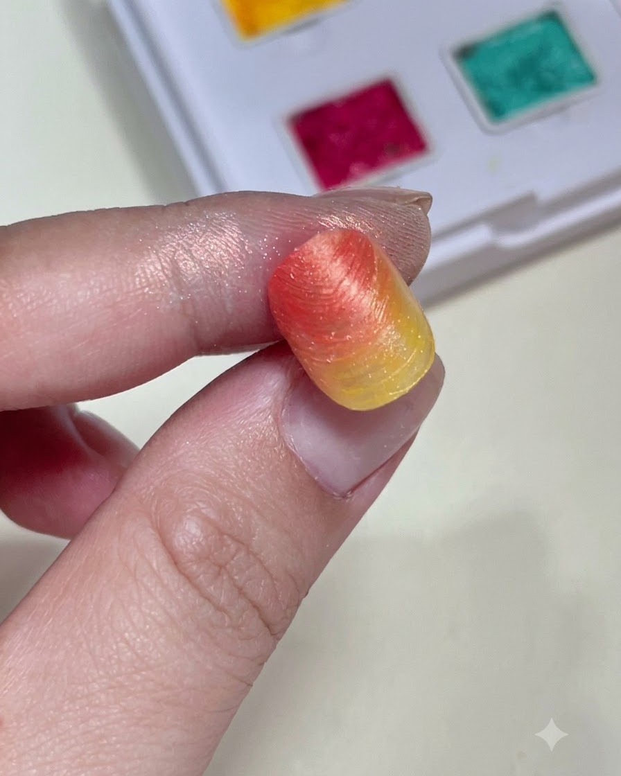 Un primo piano che mostra una tip sfumata e materica mostrando la forma e il colore dello sfondo prima che vengano aggiunti i charm.