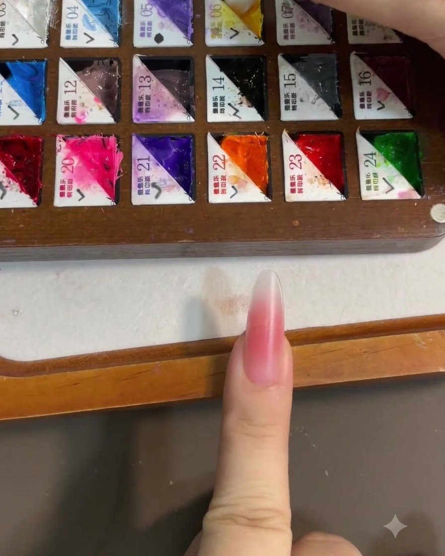 Un primo piano di un pennello che preleva del gel giallo brillante da una tavolozza.