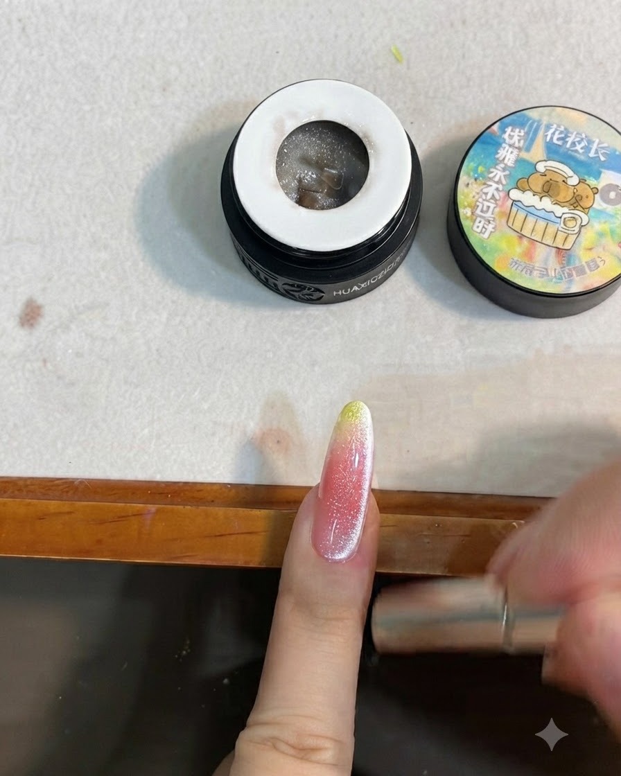 Uno strumento magnetico utilizzato lungo i lati di ununghia per formare un riflesso cat eye.