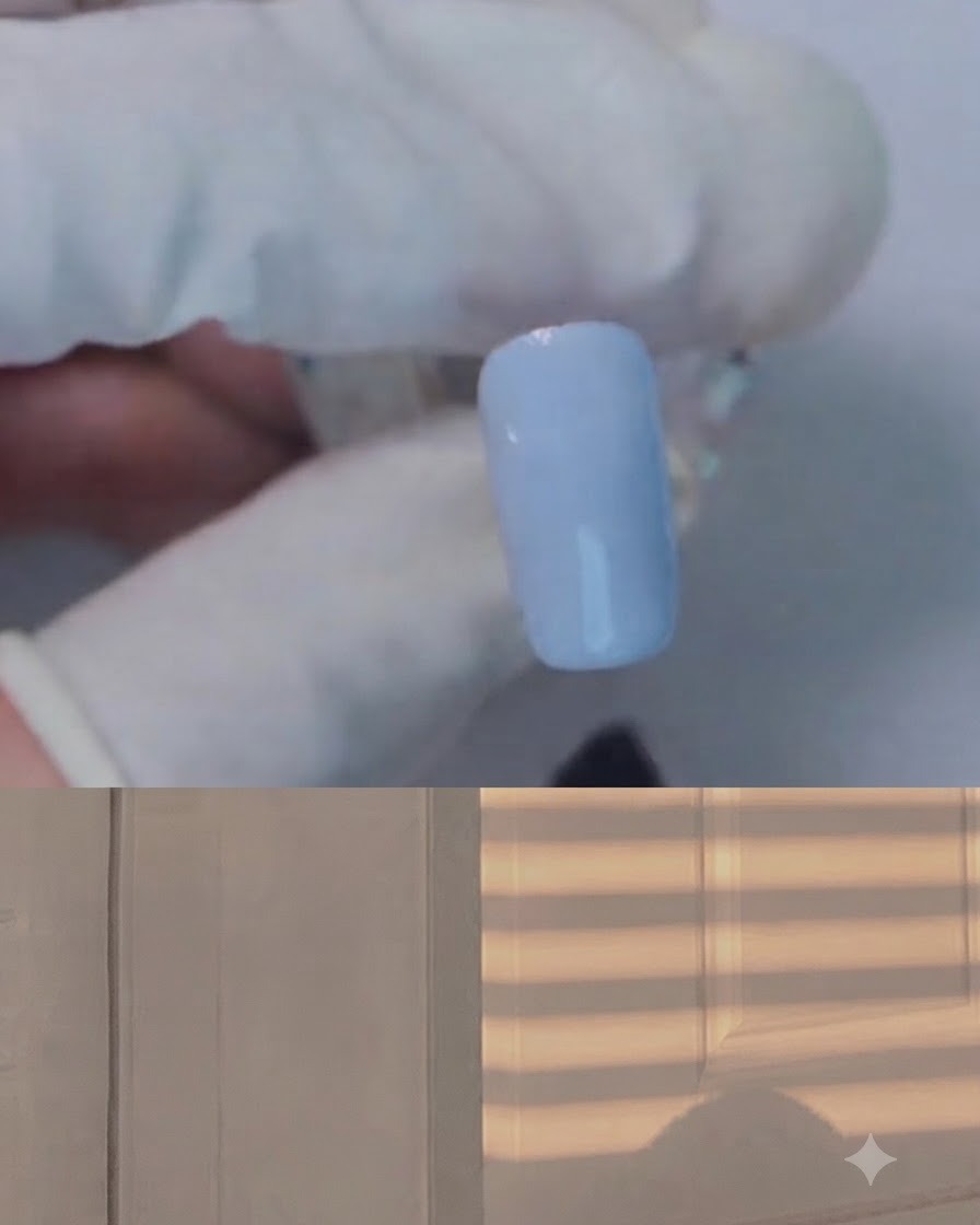 Un pennello che applica del blooming gel trasparente su ununghia azzurra.