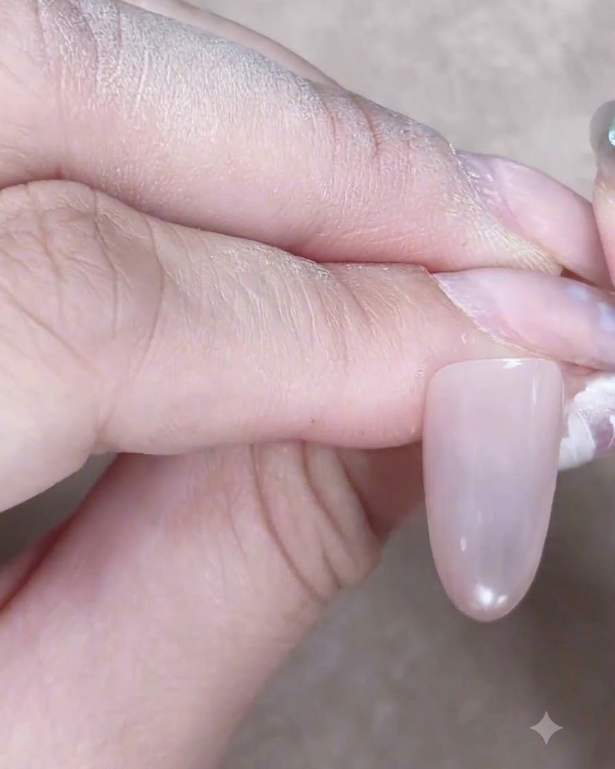 Ununghia che mostra un punto luce centrale simile a una perla di vetro luminosa creato regolando un magnete sopra il gel cat-eye.
