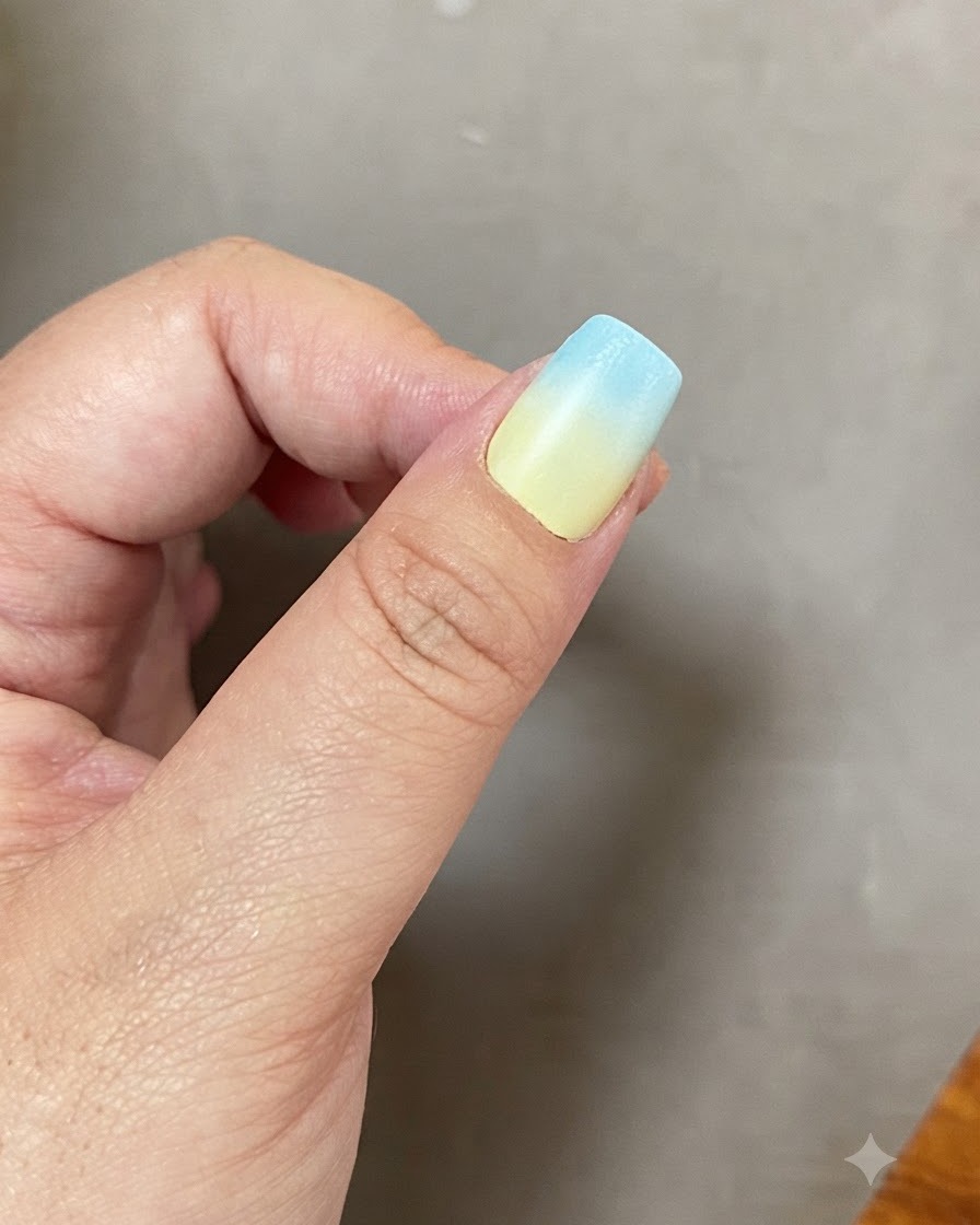 Ununghia con una sfumatura dal blu al giallo in fase di polimerizzazione allinterno di una lampada UV LED per unghie.