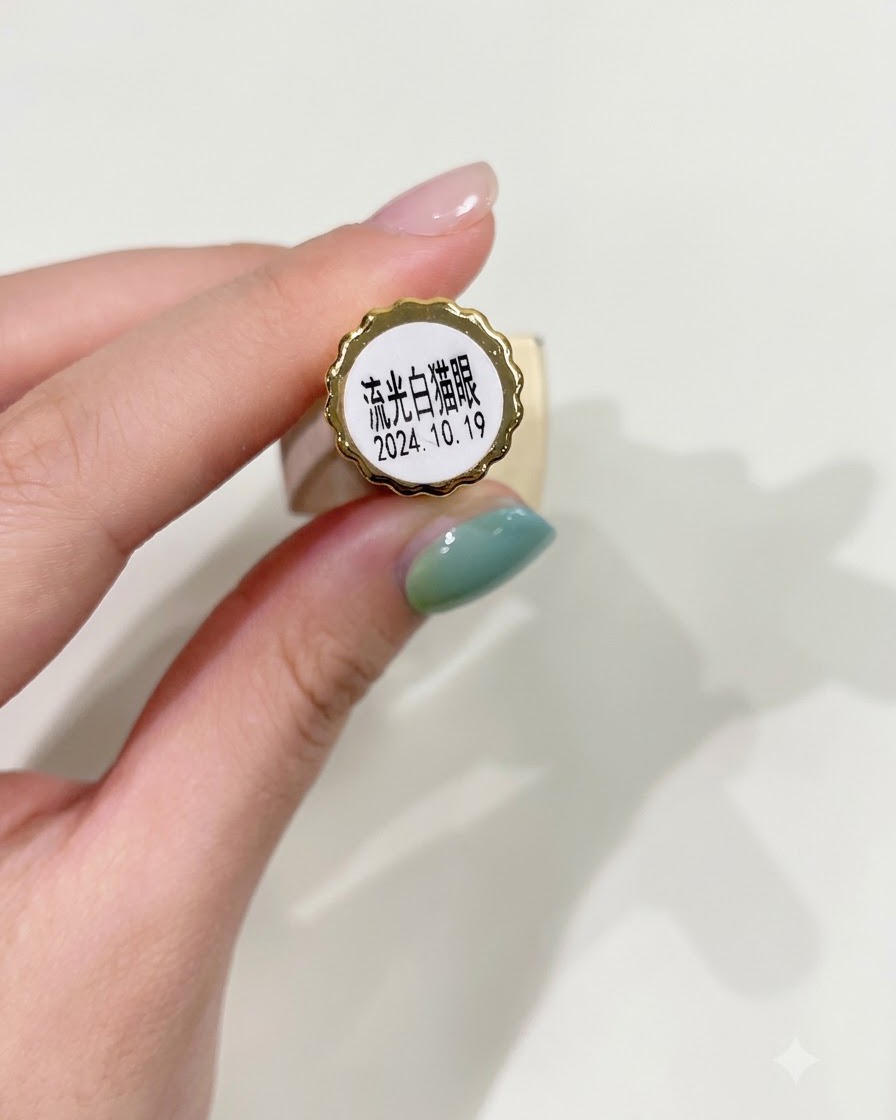 Un pennello per unghie che applica in modo uniforme lo smalto gel cat-eye bianco traslucido su ununghia preparata.