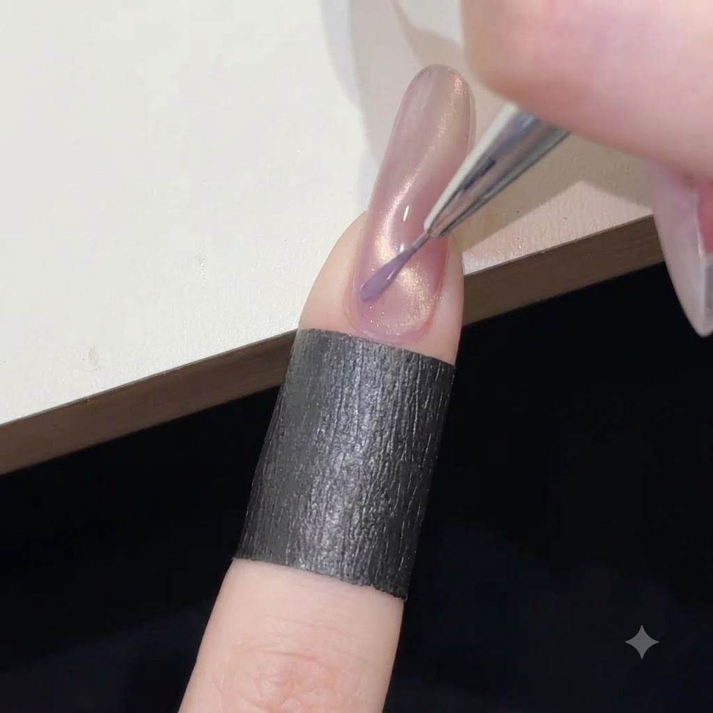 Un pennello liner sottile dipinge una delicata linea ondulata di smalto gel viola sulla base cat-eye rosa brillante.