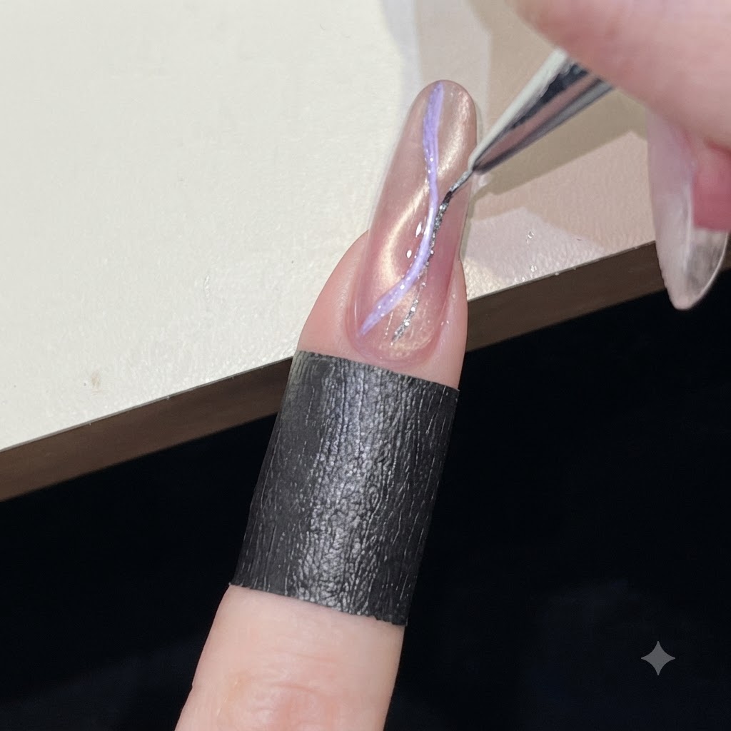 Un pennello liner sottile che disegna una sottile linea di glitter argento su un design cat-eye rosa.