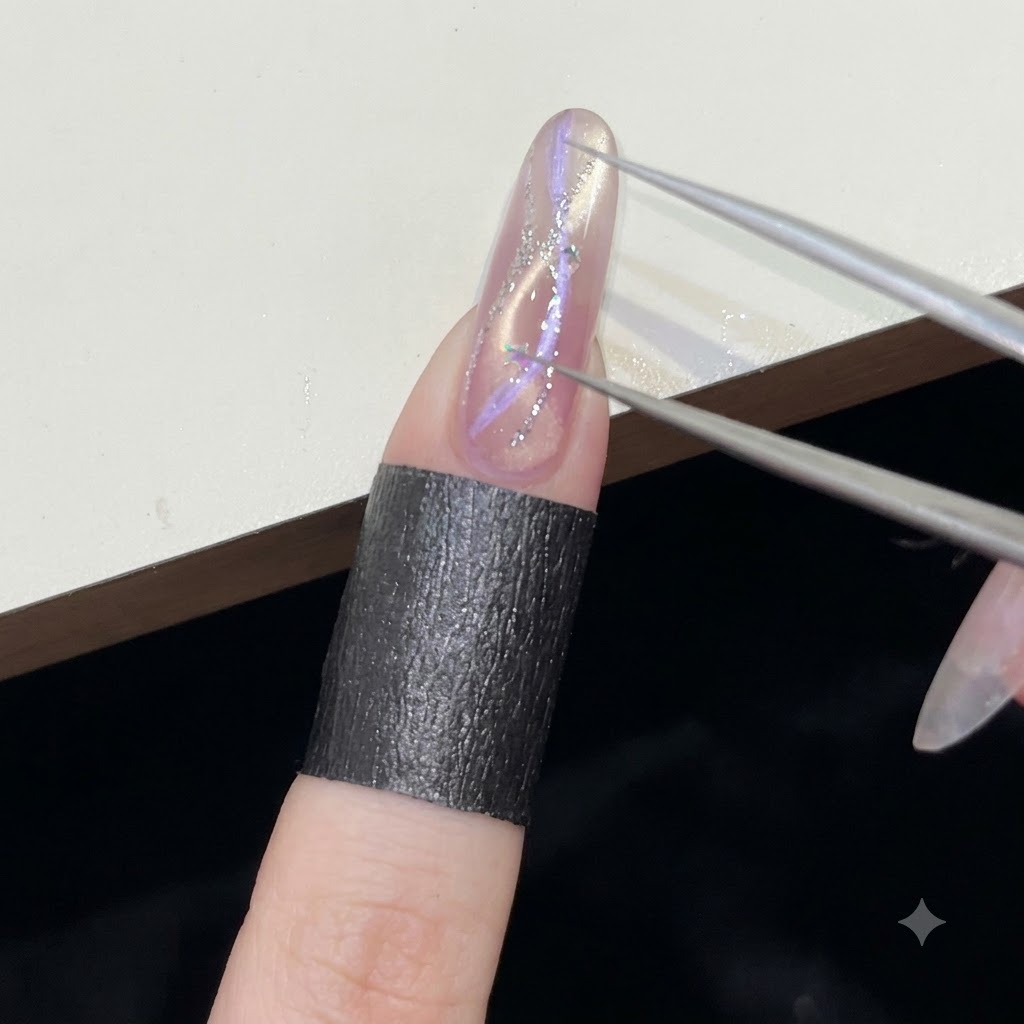 Pinzette di precisione che posizionano minuscole paillettes argentate a forma di stella su una superficie di unghia in gel bagnata.