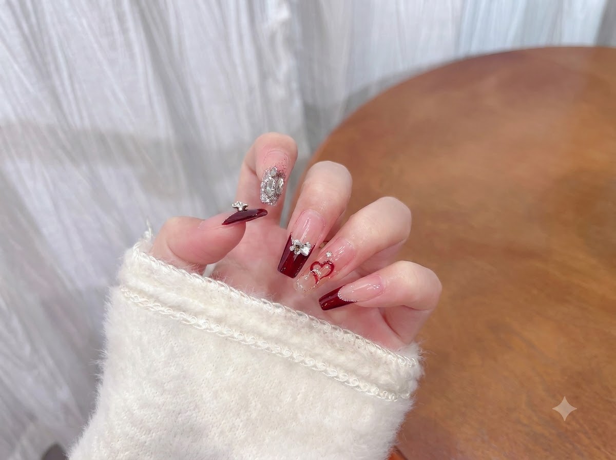 Una mano che cambia posizione con grazia per mostrare il riflesso lucido di una manicure finita sotto una luce soffusa.