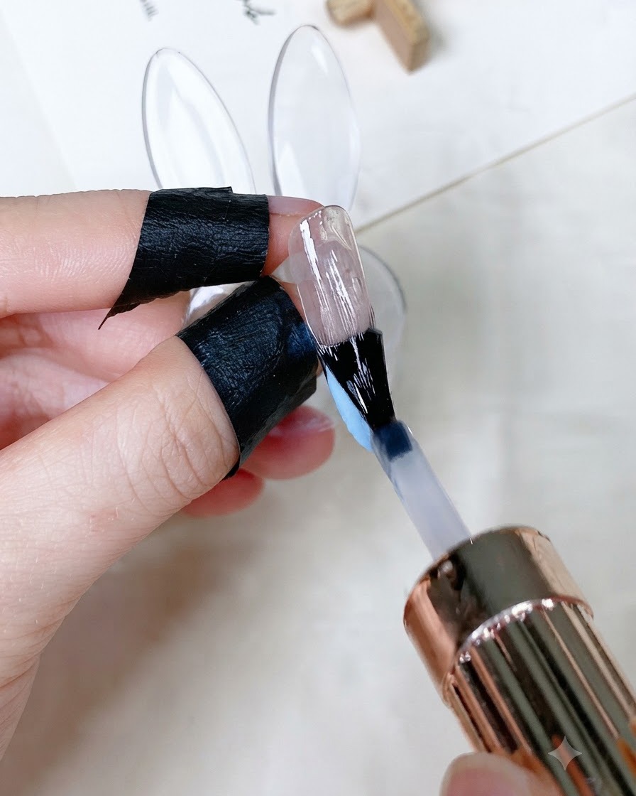 Un pennello che applica un top coat trasparente e lucido su ununghia dipinta.