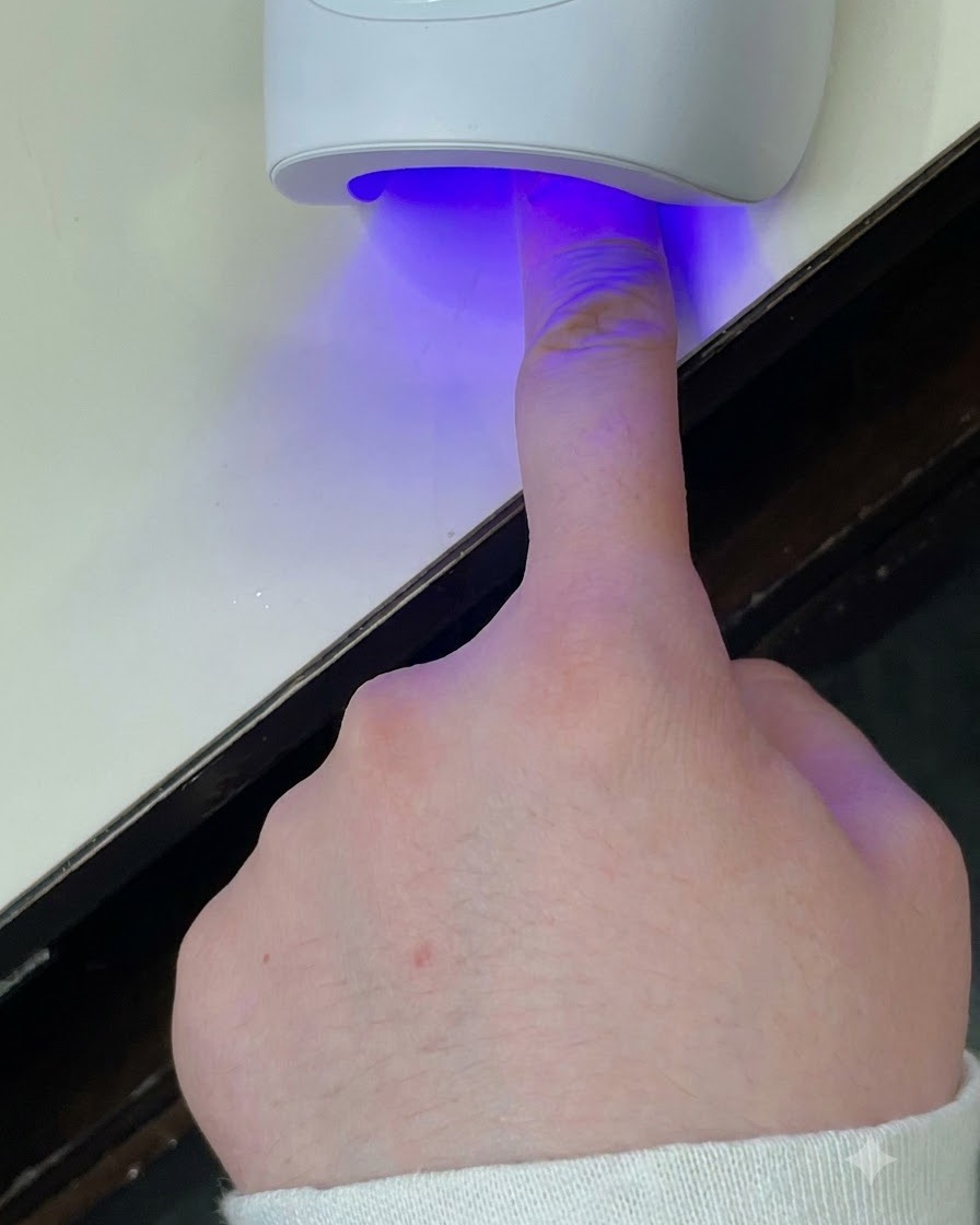 Un pennello liner sottile che delinea la curva della french tip con il gel argento.