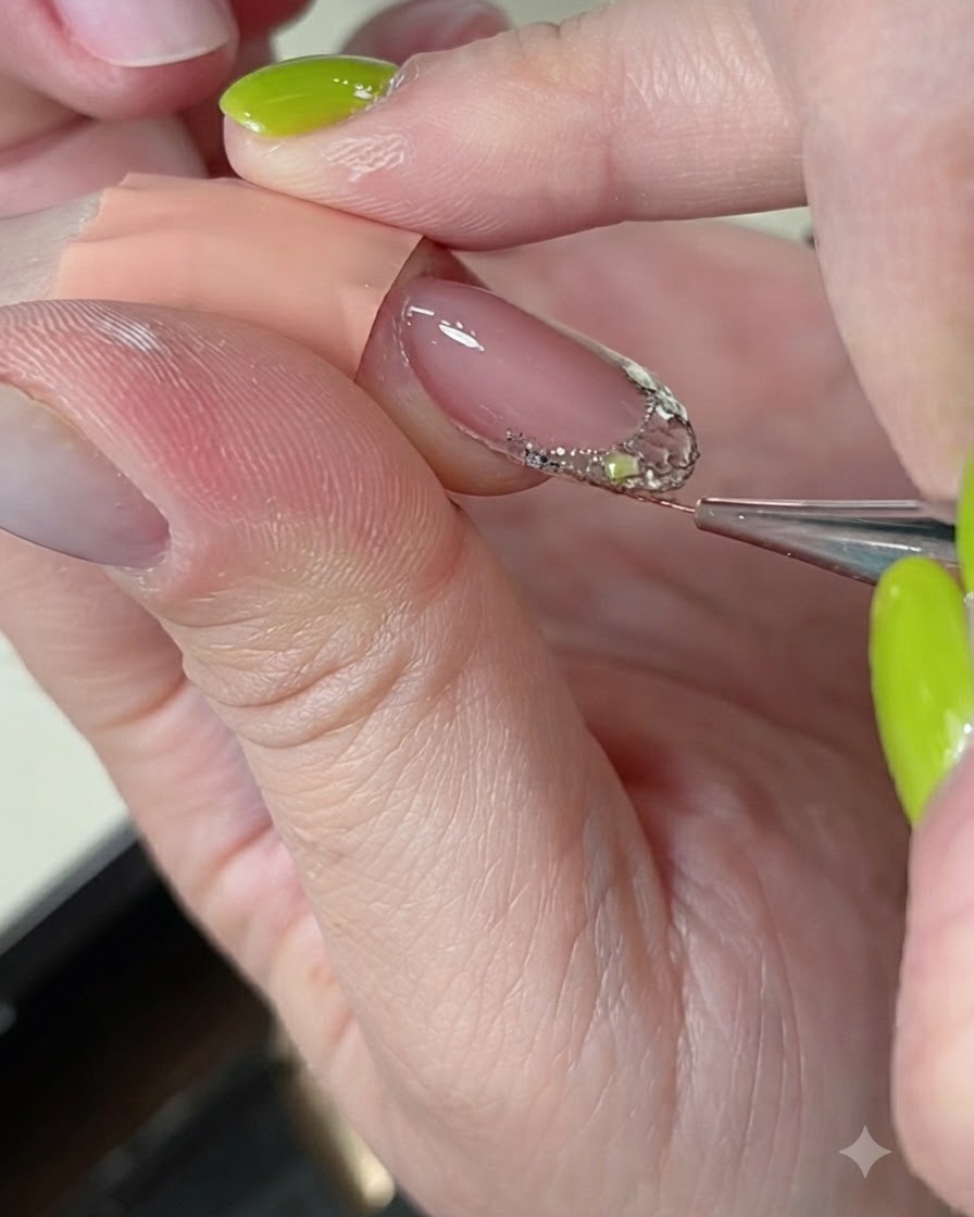 Un pennello liner sottile che livella e rifinisce il gel costruttore su unestensione decorata.
