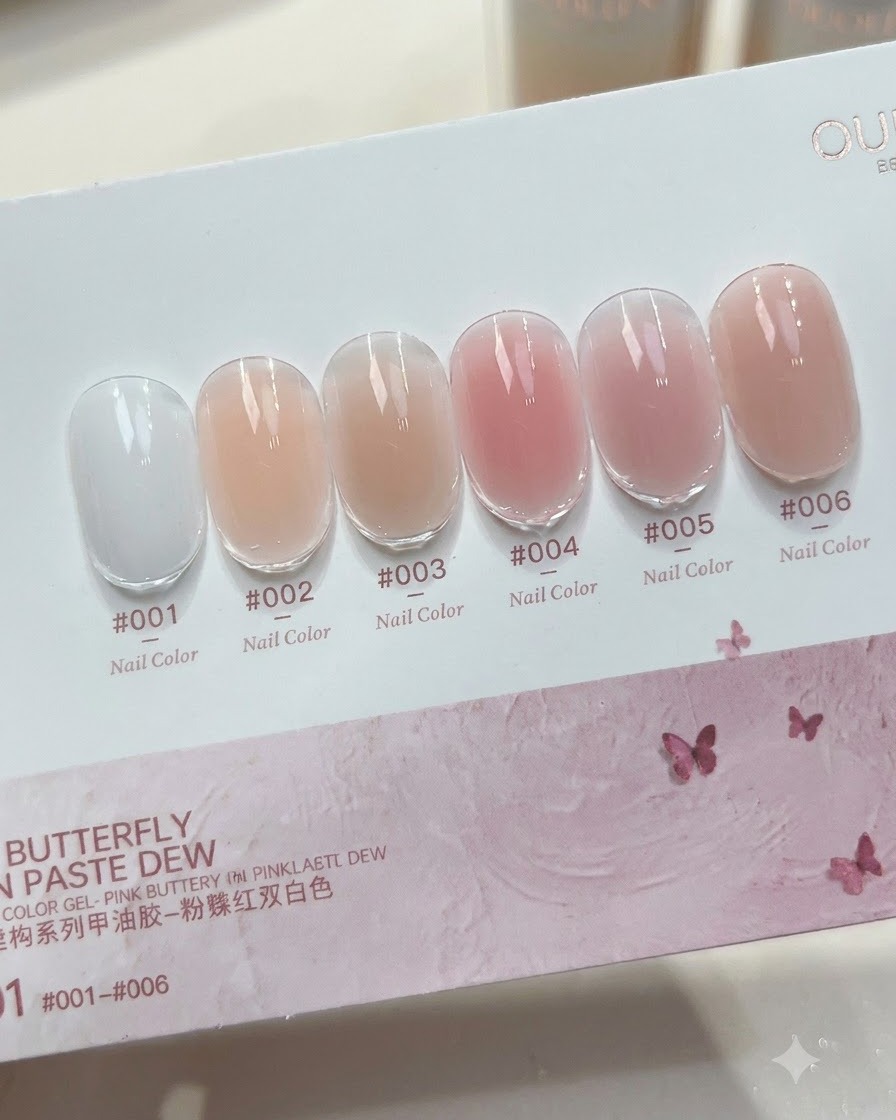 Primo piano di un flacone di gel costruttore color bianco latte con il pennello estratto, che mostra la consistenza fluida del gel.