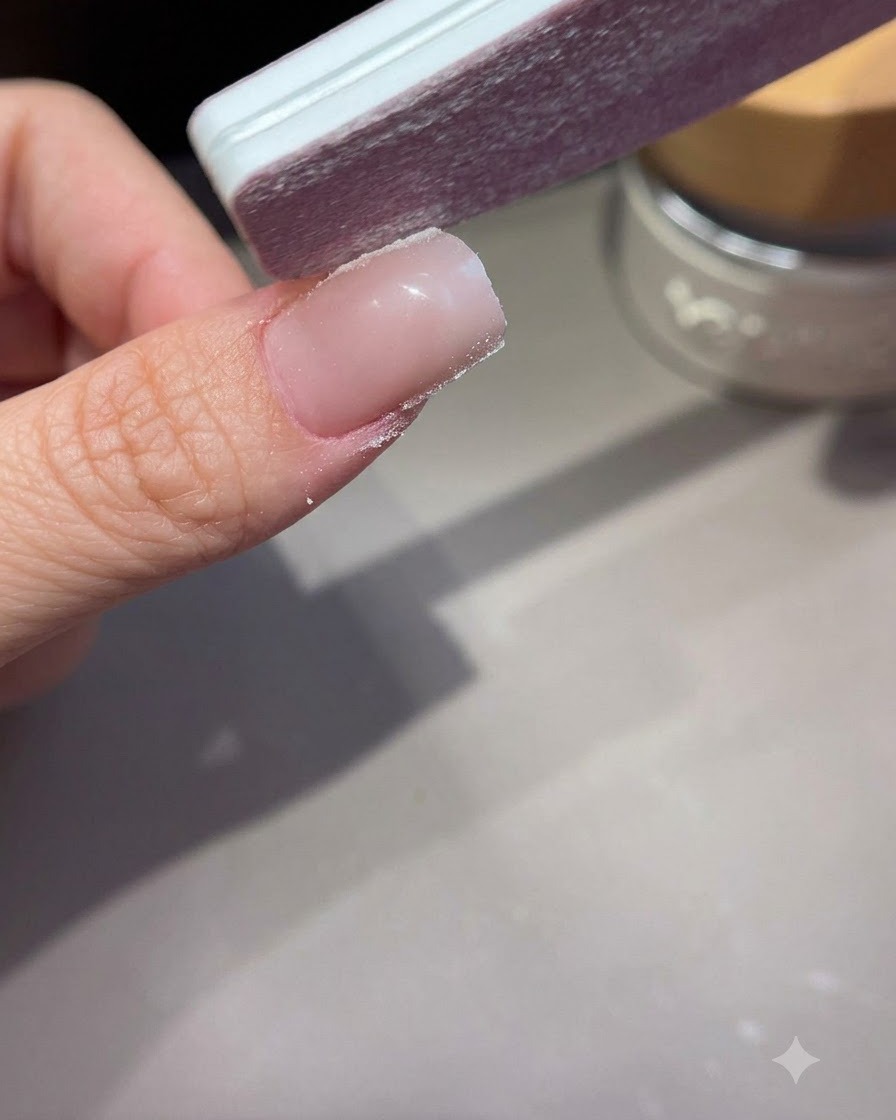 Una lima a mano che modella e leviga i lati di ununghia ricostruita in gel o acrilico.