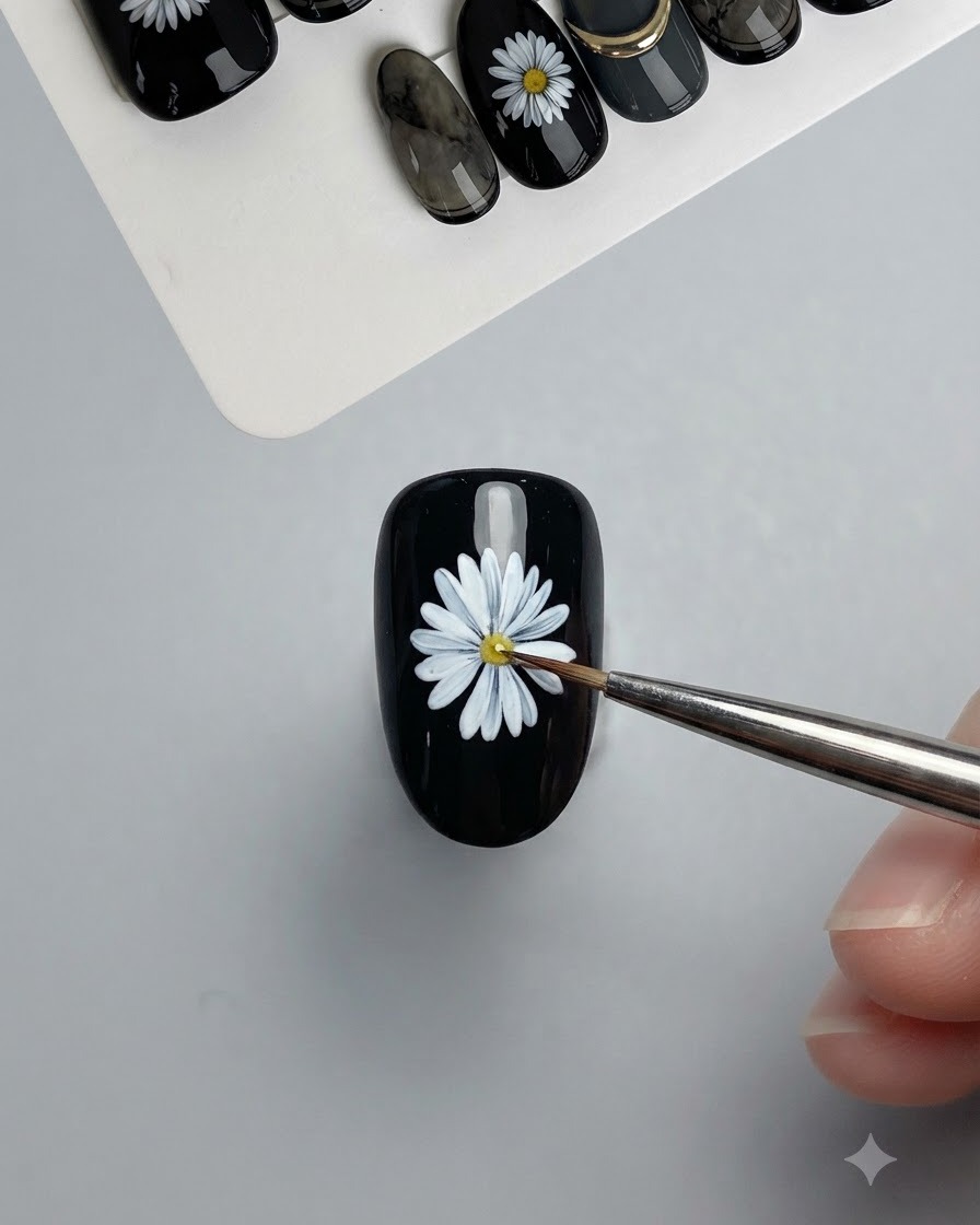 Un pennello da linee sottili che rifinisce e definisce i contorni dei petali bianchi della margherita dipinta.