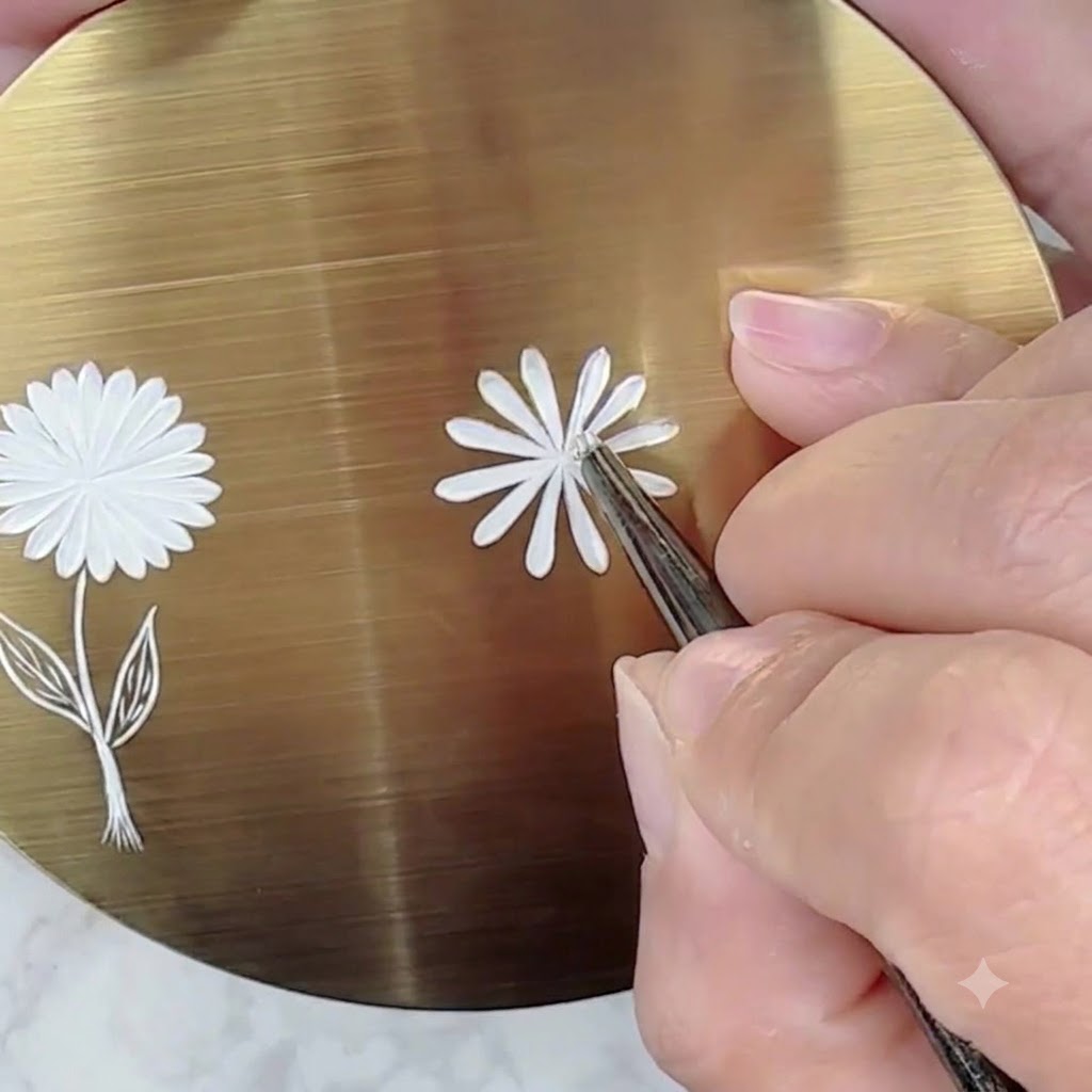Una superficie di pratica dorata che mostra un primo strato completato di petali di margherita bianchi con una spaziatura distinta tra di loro.