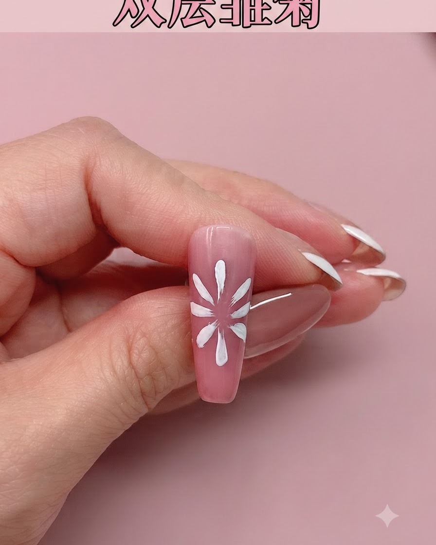 Ununghia rosa con petali di margherita bianchi appena dipinti mostrati su uno sfondo rosa.