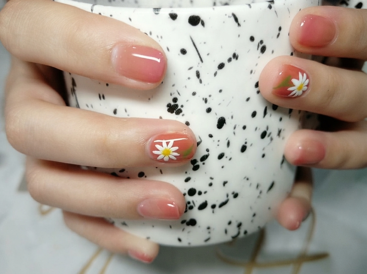 Macro scatto di un design di nail art con margherita bianca dettagliata su uno sfondo dai toni caldi con illuminazione brillante.