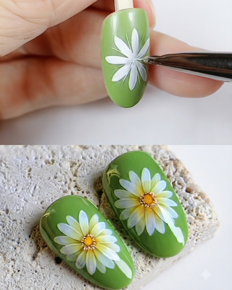 Un barattolo aperto di gel color giallo accanto a ununghia verde con un fiore di margherita dipinto.