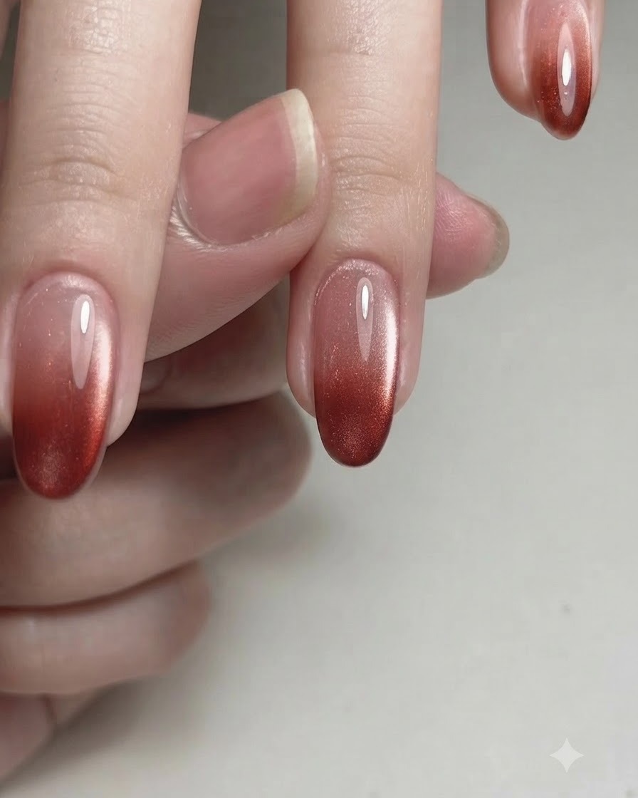 Un pennello sottile applica il gel magnetico M03 sulla superficie dellunghia.