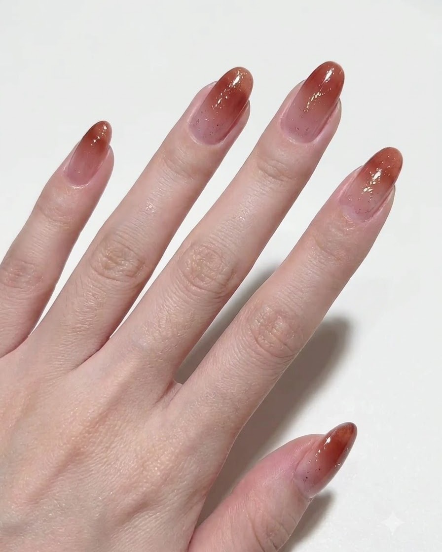 Una mano mostra diverse dita con il gel magnetico steso in modo uniforme.