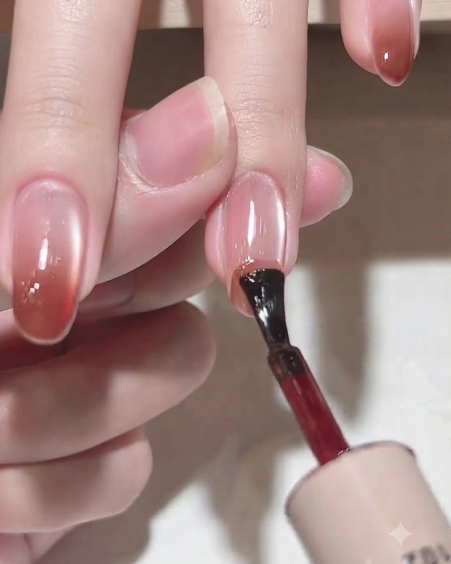 Un pennello da applicazione preleva il gel colorato C102 dal flacone.