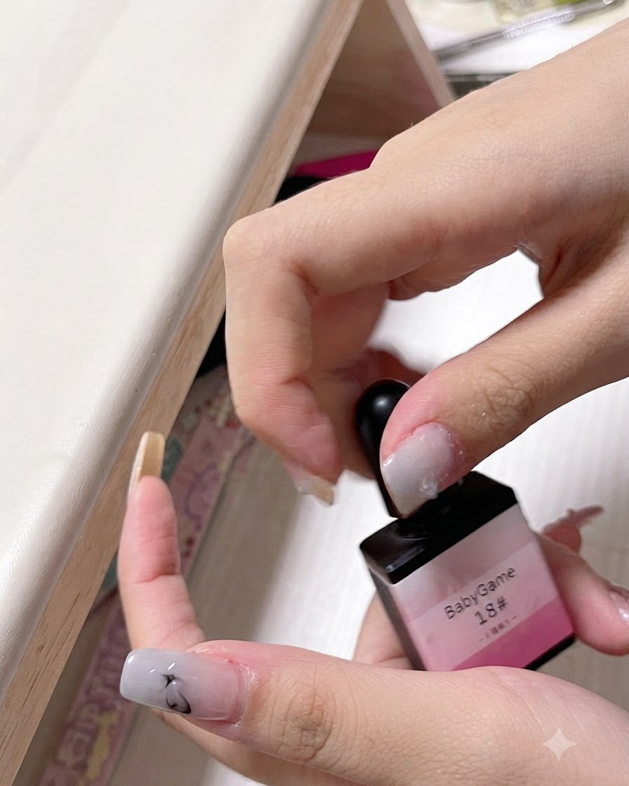 Una mano che solleva una bottiglia etichettata bbg spray gel numero 18 che mostra il suo colore rosa.