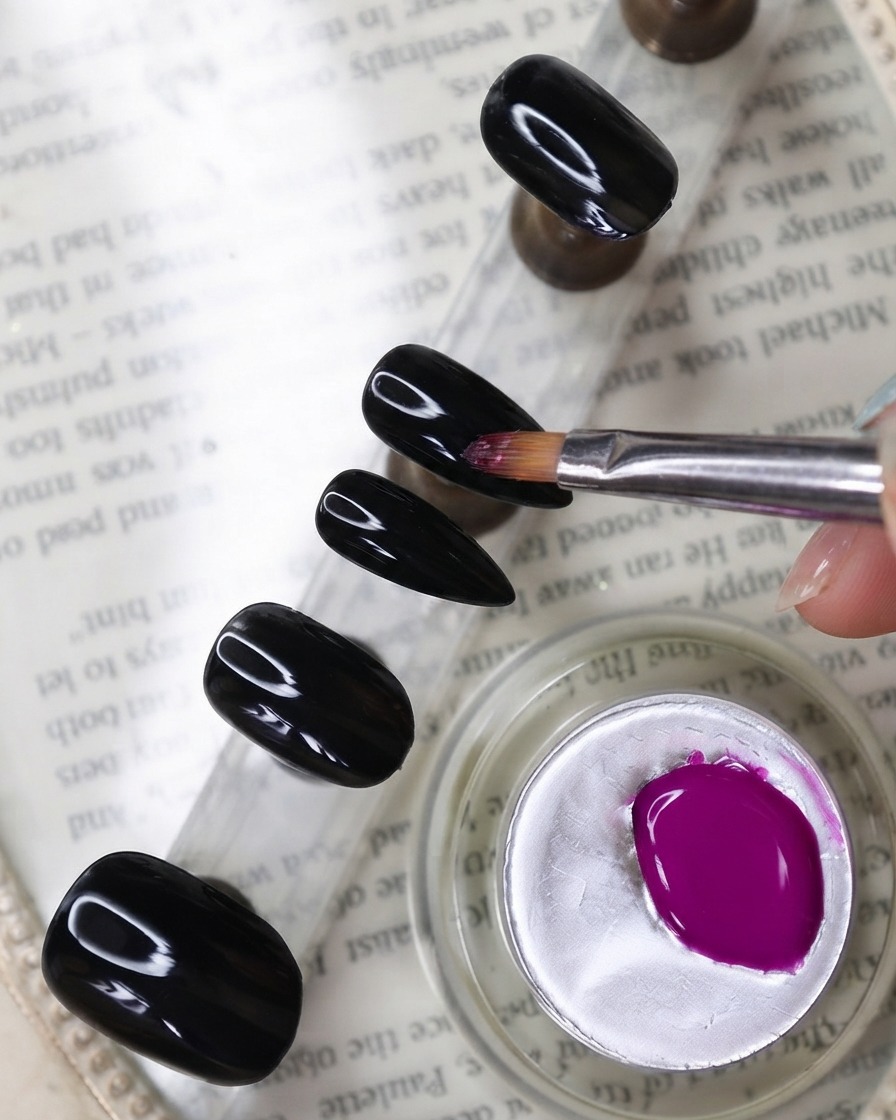 Un pennello da unghie applica un gel colorato viola neon vibrante su ununghia montata su un supporto accanto a un barattolo di gel.
