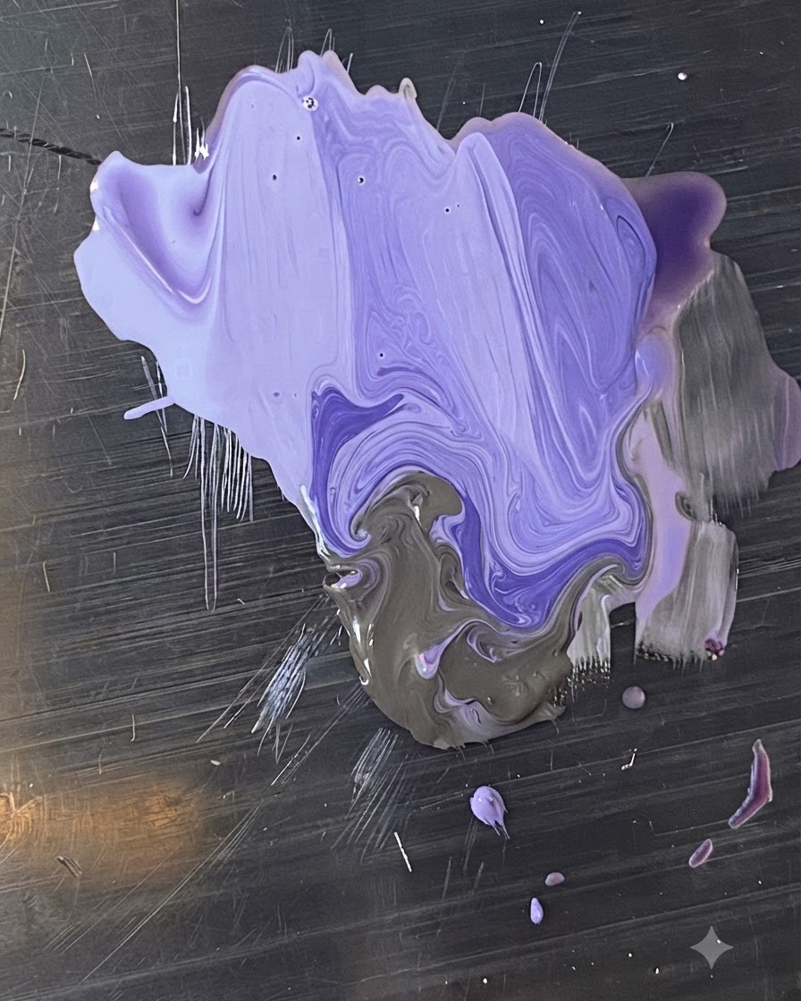 Una tavolozza di metallo con sfumature di smalto gel viola e grigio mescolate da un pennello.