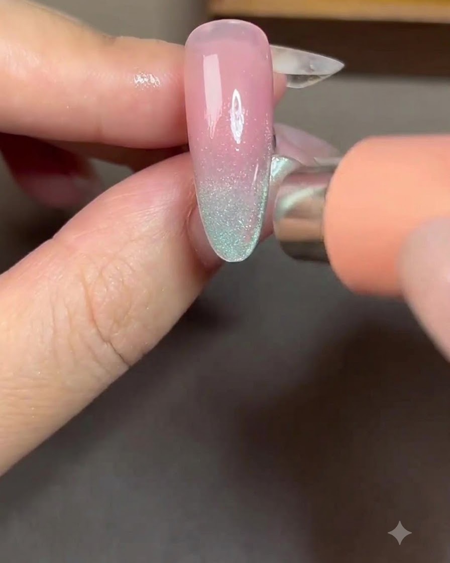 Un magnete posizionato sul lato destro di ununghia per tirare le particelle cat-eye in una luminosa striscia laterale.